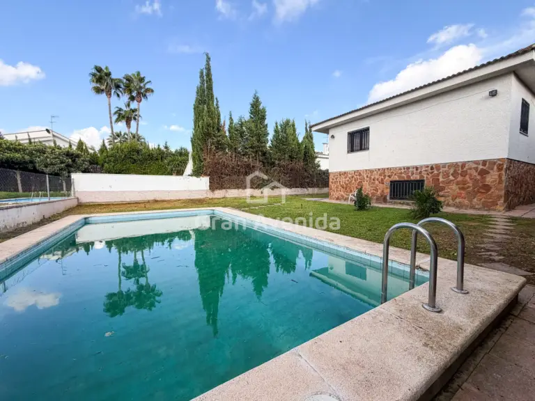 Chalet de 210 m², Entrepinos · La Eliana, foto 1 de 26