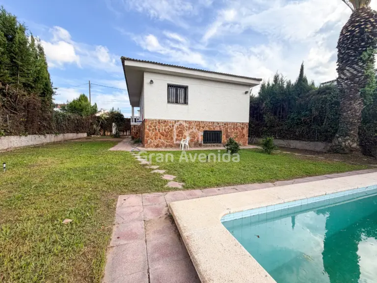 Chalet de 210 m², Entrepinos · La Eliana, foto 2 de 26